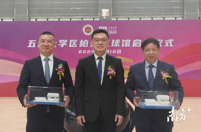 五邑大學向區柏來、甄瑞權贈送紀念品。 